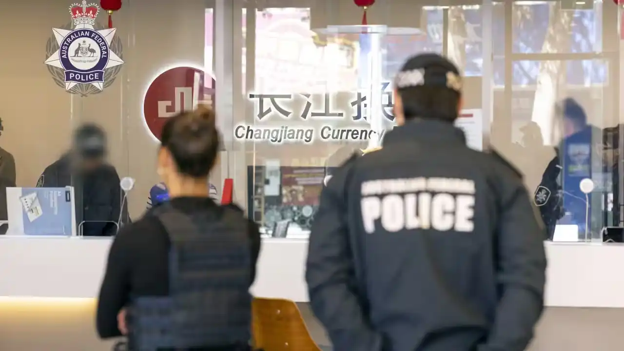 密码保护：Australian Federal Police raids target alleged money laundering by Changjiang Currency Exchange 2023.10.26……【Press】【Australia】AFP officers started investigating Changjiang Currency Exchange when they noticed it expanding during COVID lockdownsPolice allege a gang was laundering money through 12 retail outlets around AustraliaThe gang allegedly coached criminals on how to create fake documents to conceal where their money came from, police allege➤【澳大利亚】据澳大利亚联邦警察在10月26日发布的信息，在澳大利亚联邦警察局（Australian Federal Police）领导的澳洲历史上最复杂的洗钱调查中，长江换汇（Changjiang Currency Exchange）因涉嫌洗钱被搜查，七人被逮捕。联邦警察指控，长江换汇涉嫌在过去三年中清洗近2.29亿澳元的非法犯罪所得。在对长江换汇进行了为其14个月的调查后， 240多名联邦警察和92名专家成员对墨尔本、悉尼、布里斯班、阿德莱德和珀斯的办公室及成员住所执行了20次搜查令。四名中国公民和三名澳大利亚公民因涉嫌参与洗钱集团而被起诉。被捕七人包括四男三女，年龄从35至40岁不等。据澳大利亚广播公司报道，该团伙的一名37岁的成员来自墨尔本东部的Balwyn。他被指控犯有两项共谋处理犯罪所得的罪名。如果罪名成立，他最高可被判处终身监禁。警方称，在过去三个财政年度中，长江换汇转移了超过100亿澳元的资金。虽然这些资金大部分来自从事合法行为的客户，但联邦警察指控长江换汇为有组织犯罪分子秘密转移非法所得资金进出澳大利亚提供了便利。澳大利亚联邦警察局东部司令部助理局长斯蒂芬·达梅托（Stephen Dametto）说，这个组织严密的集团据称以每本20万澳元的价格购买了假护照，一旦执法机构对其产生怀疑，这些假护照可以使其成员逃离该国。达梅托说：“澳大利亚联邦警察局将指控长江换汇得以掩盖其非法行为，因为它看上去像一个合法的汇款机构。”“这次调查之所以如此复杂和独特，是因为这个被指控的犯罪集团在全国各地都有光鲜亮丽的店面，在众目睽睽之下运作——它不像其他的洗钱组织那样在暗处运作。”澳大利亚联邦警察局将指控该集团成员通过犯罪活动积累了大量的非法财富。“他们在澳大利亚最奢华的餐厅用餐，饮用价值数万澳元的葡萄酒和清酒，乘坐私人飞机旅行，驾驶40万澳元购买的车辆，” 达梅托说，“他们居住在昂贵的住宅中，其中一处住宅价格超过1000万澳元。”联邦警察局的调查人员及其主要合作伙伴已对此案开展了14个月的调查，还出动了五名法务会计和警方卧底，对长江换汇的银行对账单、纳税记录、身份证件和其他财务记录进行了梳理。助理局长达梅托说，长江换汇背后的洗钱组织多年来一直在建立自己的企业，是一个“高度复杂、精密的洗钱组织“。“与利用金融业漏洞的传统洗钱组织不同，长江洗钱组织将自己扎根于金融服务业的结构之中，成为全国最大的独立汇款机构之一。我们认为，这使它能在一段时间内更容易地利用漏洞。”为期 14 个月的“夜狼行动”得到了澳大利亚反洗钱行动中心（AUSTRAC）、澳大利亚边境部队（ABF）、澳大利亚刑事情报委员会（ACIC）、澳大利亚证券和投资委员会（ASIC）、澳大利亚税务局（ATO）和美国国土安全调查部（HSI）的支持。