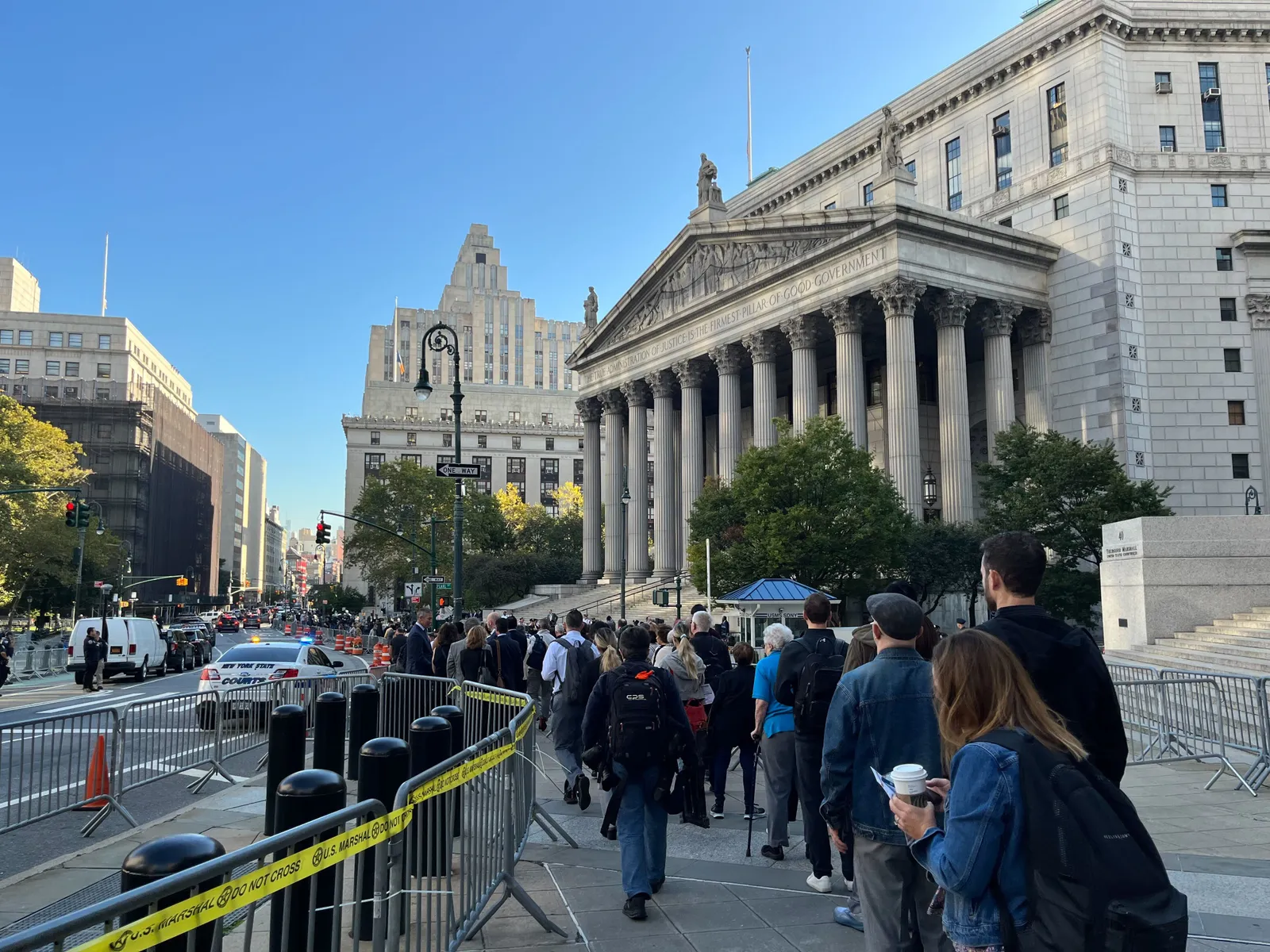 FTX 2023.10.3……【Press】【U.S.】Live: The Trial of FTX Founder Sam Bankman-FriedWhen Sam Bankman-Fried’s FTX crypto exchange collapsed, customers lost billions of dollars. A New York court will decide whether it was fraud.➤【美国】FTX加密货币交易所直播：FTX 创始人 Sam Bankman-Fried 的审判当 Sam Bankman-Fried 的 FTX 加密货币交易所崩溃时，客户损失了数十亿美元。纽约法院将决定这是否是欺诈。大家，早安。欢迎收看我们对 FTX 创始人 Sam Bankman-Fried 审判的现场报道。我们将在法庭内外全程报道整个审判过程。《连线》杂志的安吉拉·陈 (Angela Chen)和安迪·格林伯格 (Andy Greenberg)将在纽约进行报道，乔尔·哈利利 (Joel Khalili)将在伦敦报道该审判的后果和更广泛的影响。法院外的场景这是一个美丽、晴朗的早晨，县法院和联邦法院外的福利广场上有一个美丽晴朗的早晨。纽约警察局设置了广泛的钢路障来管理交通，阻止行人在法院附近行走，并为媒体设立区域。法院正前方有一个特殊的围栏，员工可以步行进入，当天的潜在陪审员也在那里排队。警察正在排队提醒他们，需要拿出传票以供检查。邻近地区媒体密集，广播新闻的卡车停在弗利广场周围。萨姆·班克曼-弗里德审判中的陪审团可能会被要求重点关注意图问题。FTX创始人是否故意欺骗投资者和客户？在法庭之外，在风投公司、主权财富基金和其他在该交易所迅速崛起时向该交易所投资数亿美元的机构中，有必要回答一个更大的问题：为什么专业投资者不断陷入欺诈？答案可能很平常。太多的钱追逐太少的好交易；即使是高素质的投资者也容易傲慢和害怕错过机会。今天，法庭的焦点是陪审团的选择，预计将于明天进行开庭辩论。审判可能会持续长达六周，不过很可能会在美国感恩节（即 11 月 23 日）之前做出判决。诉讼程序有短暂的中断。SBF确实剪了头发。进展缓慢，陪审团的选择可能不会在今天结束。如果今天陪审团遴选结束——而且仍有机会结束——那么明天首先将开始开庭辩论。在复杂的欺诈审判中，检方通常会试图避免让陪审团因细节而不知所措，而是尝试建立一个易于理解的叙述。这意味着他们可能会将受害者的证词置于案件的中心。然而，许多受害者几乎没有机会追回自己的钱。FTX 积极向亚洲、拉丁美洲和非洲新兴市场的客户推销自己，许多客户将加密货币视为对冲当地货币波动或安全存储资金的一种方式。正如印度 FTX 客户阿南德 (Anand)告诉《连线》杂志的那样，“我所做的事情不应该有风险。如果我把钱存放在一个不正当的交易​​所，而它却破产了，我就有错。但 FTX 是排名前两名的交易所之一。”陪审团遴选将于明天继续尽管刘易斯·卡普兰法官早些时候乐观地认为，如果运气好的话，再加上“顺风顺水”，当天的陪审团将会选出，但整个过程确实会在明天早上继续进行。不过，现在有足够的合格人员，首先可以从中选出所需的 18 名陪审员（12 名陪审员和 6 名候补陪审员），双方预计将进行总计约 90 分钟的开庭陈词。